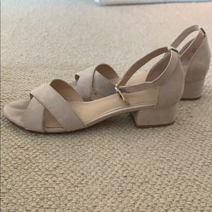 Beige block kitten heels with ankle stral